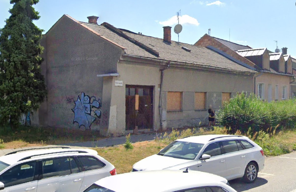 Kriminalisté vyšetřují smrt muže v opuštěném domě na Nových Sadech