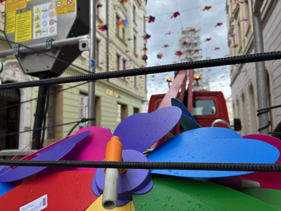 Ulici v centru Olomouce opět ozdobily barevné větrníky