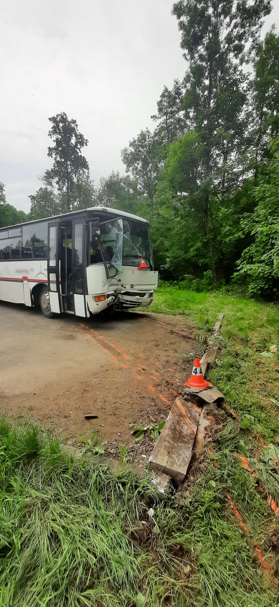 Při nehodě autobusu se zranilo přes třicet lidí