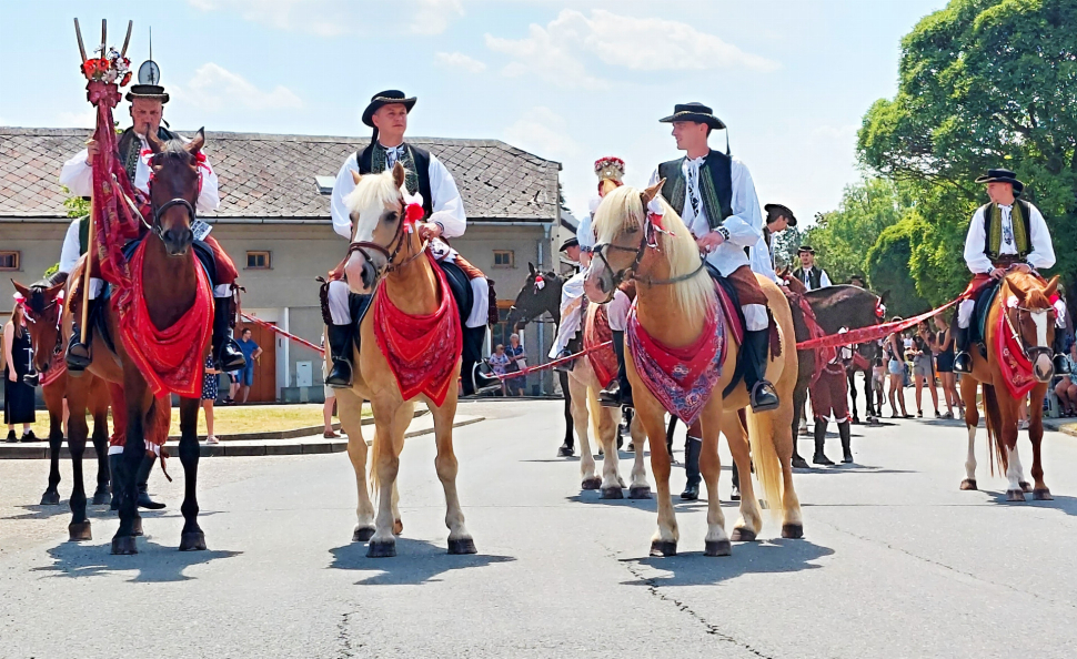 Na krála! Doloplazská náves hostila krále i indické tanečnice