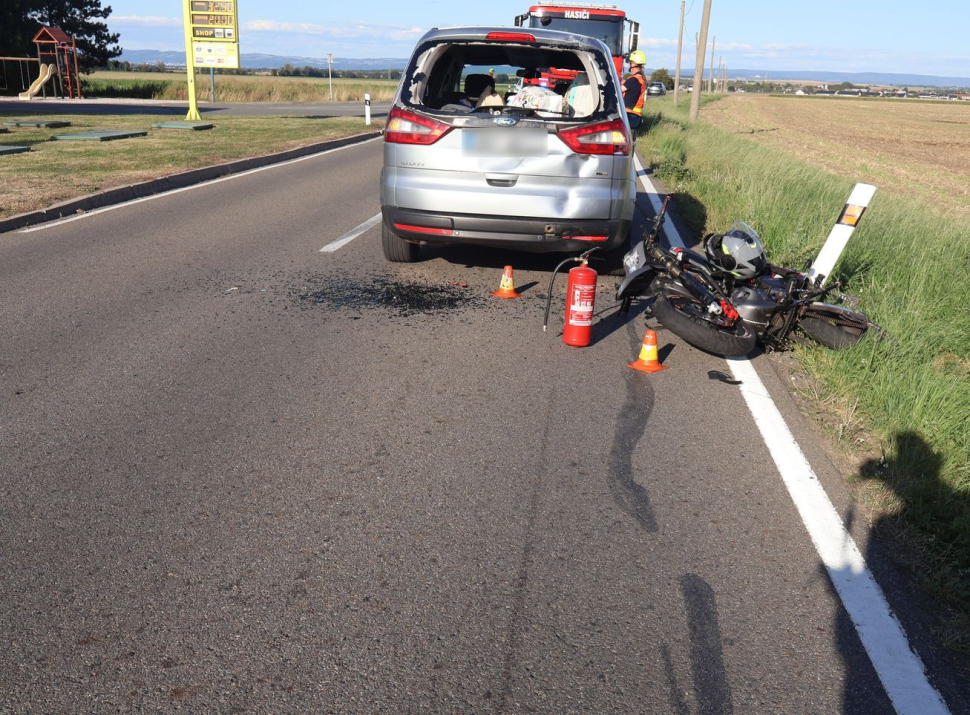 Sedmnáctiletý motorkář narazil do auta, skončil v nemocnici