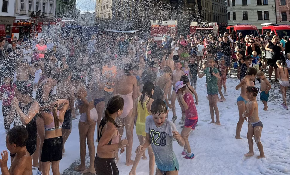 Soutěže, pěna i požární útok na Horním náměstí - dnes odpoledne