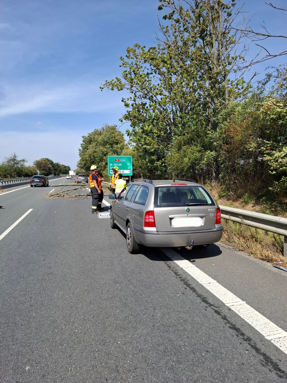 Silný vítr zaměstnává hasiče v kraji, zasahují už u 45 událostí