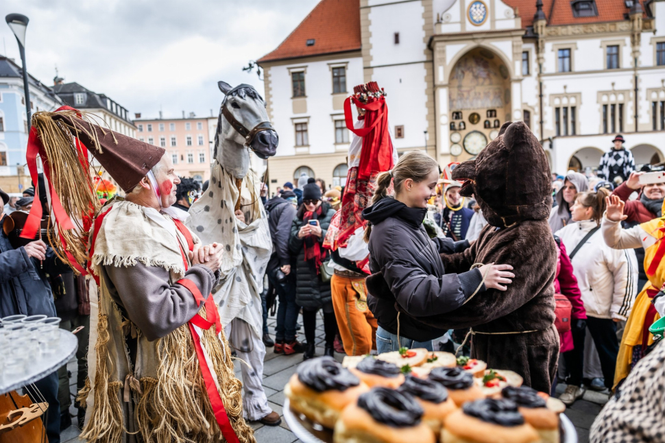 Cimbálovka, jitrnice, ledové sochy a masky oživí centrum
