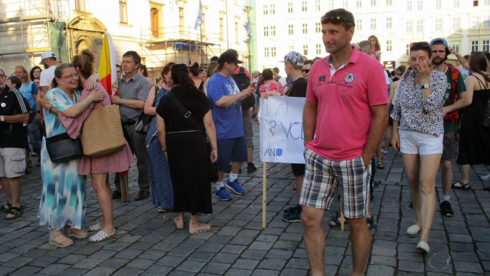 Demonstrace proti Babišovi: Lidé si podávali ruce