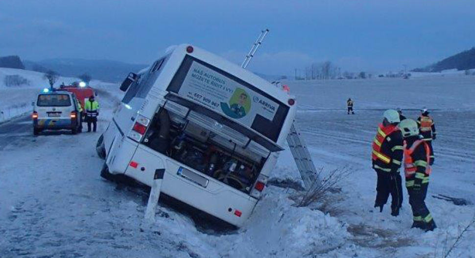 Ve Skorošicích havaroval autobus, naštěstí v něm byli jen dva cestující. Jeden je zraněný